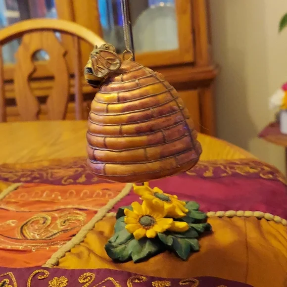 Bee hive with flowery holder - Picture 4 of 9